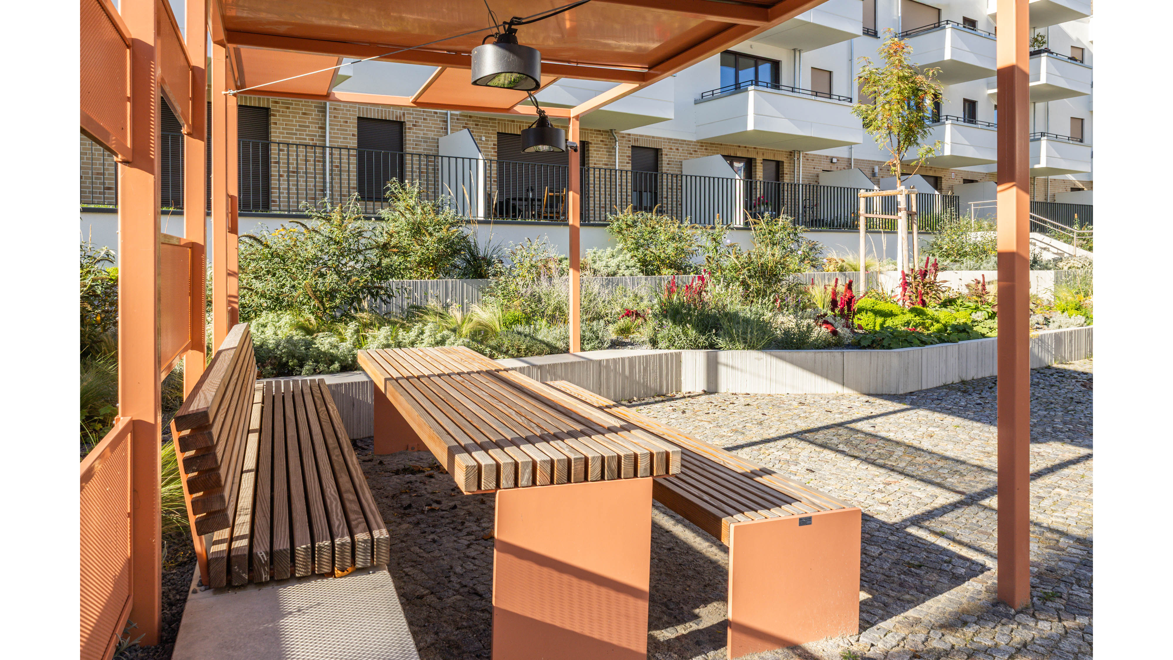 hochC-landschaftsarchitektur-berlin-regattastraße-pergola-ueberdachung-sitzen.jpg